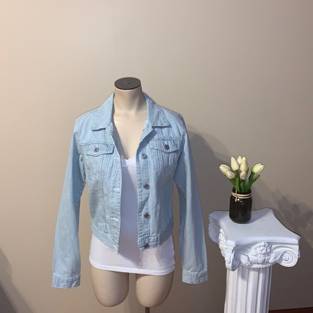 NEW Look Women’s light blue/white Striped Jean Jacket